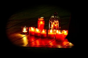 Kerzen zum Gedenken an die Opfer der Naturkatastrophe in Japan 2011