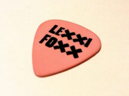 Lexxi Foxx Plektrum front