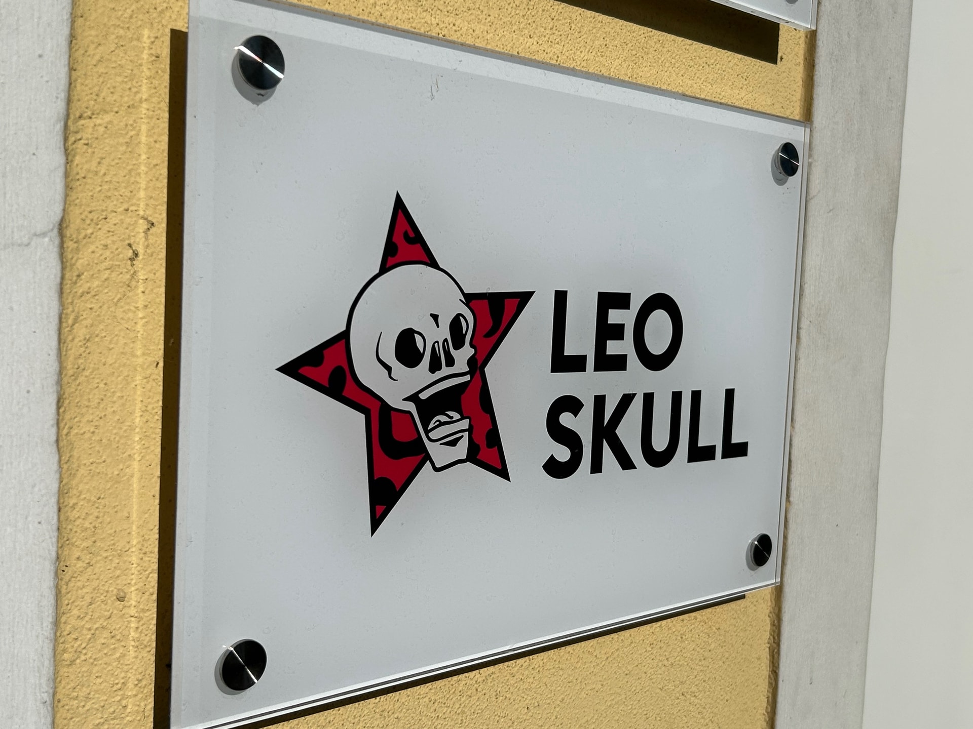 Leo Skull Schild Foto: Andrea Jaeckel-Dobschat | AndreaJD.Rocks