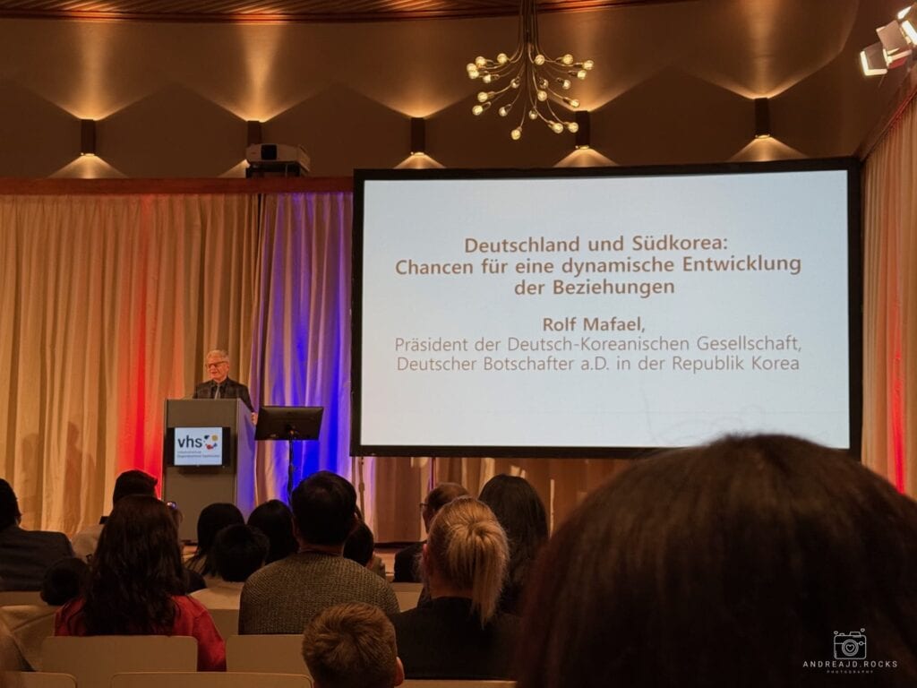 Rolf Mafael, Botschafter a.D. und Präsident der Deutsch-Koreanischen Gesellschaft mit seiner Rede über die langjährige Beziehung zwischen Korea und Deutschland.